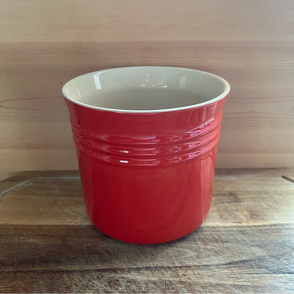 Le Creuset Red Stoneware 2.75 Qt/2.3 L Kitchen Utensil Holder Crock 6" like new - Picture 2 of 4